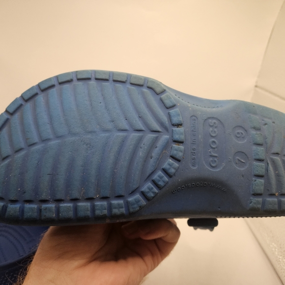 CROCS Blue Classic Clog Sandals Sz M 7 w 9 blue w/ Charms Used Condition.  Shoes - Picture 5 of 11